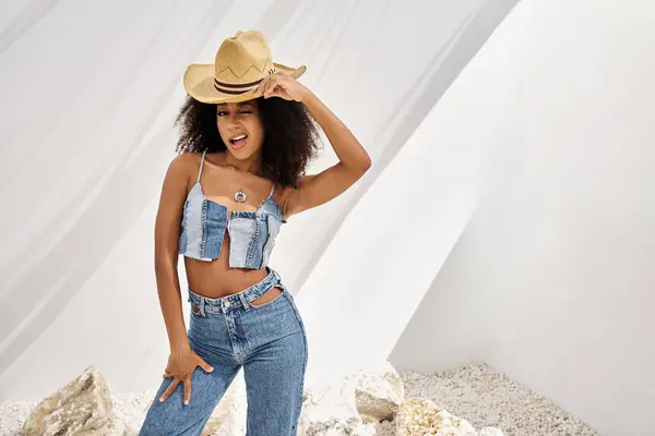 Uma jovem mulher deslumbrante expressa seu talento de moda em uma roupa jeans, exalando confiança e alegria. — Fotografia de Stock