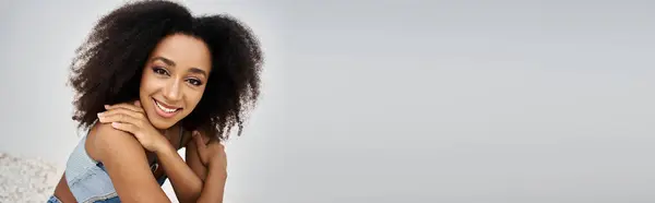 Una joven confiada con un atuendo elegante muestra su sonrisa radiante y belleza natural. — Stock Photo