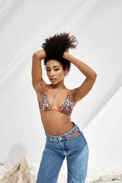 Una joven afroamericana a la moda toma una postura segura con un atuendo elegante. - foto de stock