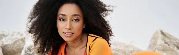 Молодая женщина демонстрирует свою уникальную моду, наслаждаясь спокойным моментом на открытом воздухе. — стоковое фото