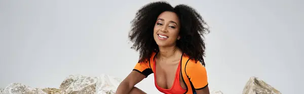 A beautiful young woman smiles radiantly while dressed in striking, modern apparel. — Stock Photo