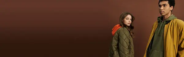 Стильная пара демонстрирует свои модные осенние наряды, источая юношескую энергию и чутье. — стоковое фото