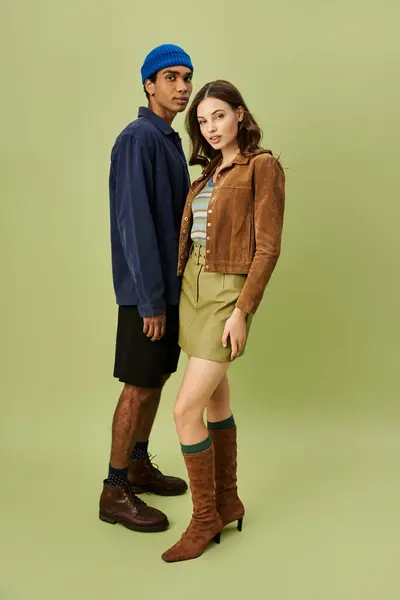 Young couple dressed in trendy autumn outfits enjoying a colorful season together. — Stock Photo