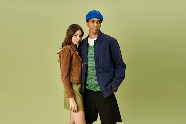 A stylish young couple poses together in colorful autumn outfits, radiating trendy vibes. — Stock Photo