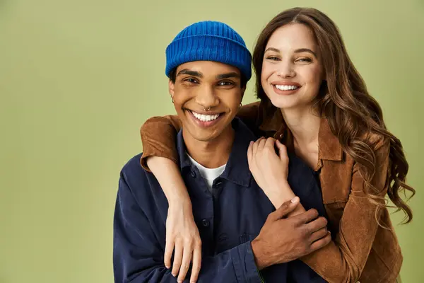 A stylish young couple in autumn hues radiates joy and warmth with loving smiles and cozy attire. — Stock Photo
