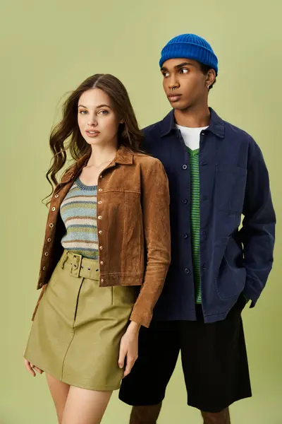 A fashionable couple poses confidently in their vibrant autumn attire, radiating style and warmth. — Stock Photo