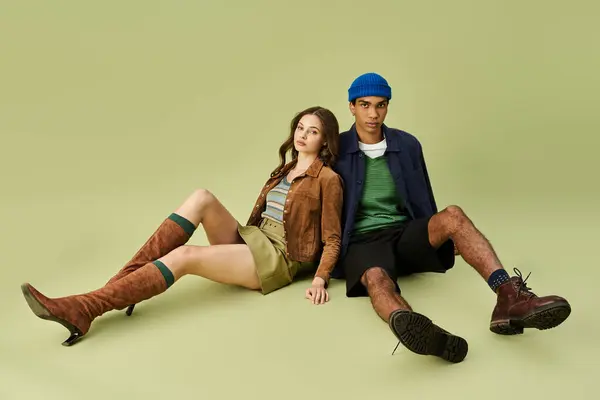 A fashionable couple showcases their autumn attire, expressing style and vibrancy in their looks. — Stock Photo