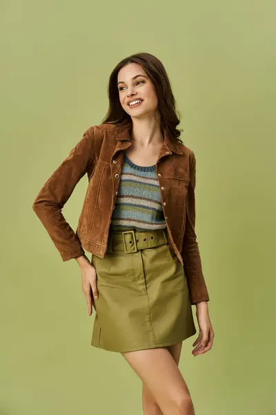 A fashionable woman dressed in lively autumn attire. — Stock Photo