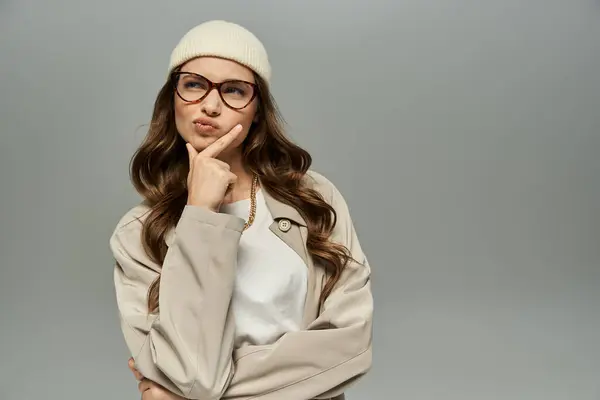 Cool woman in elegant autumn attire posing on gray backdrop. — Stock Photo
