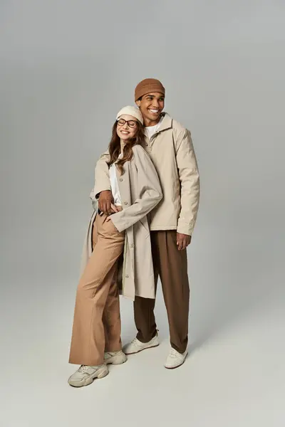 A fashionable couple showcases their vibrant autumn outfits while enjoying each others company. — Stock Photo