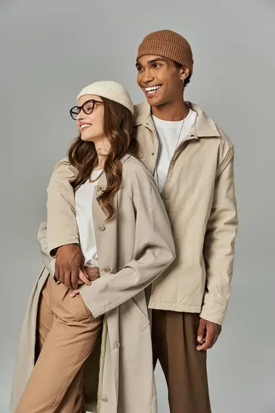 A trendy young couple showcases vibrant autumn fashion while enjoying each others company. — Stock Photo