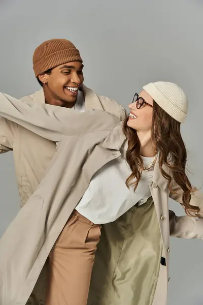 A stylish couple shares laughter while showcasing their vibrant autumn attire, highlighting joy. — Stock Photo