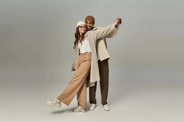 A young couple embraces autumn vibes with stylish outfits in warm and vibrant tones. — Stock Photo