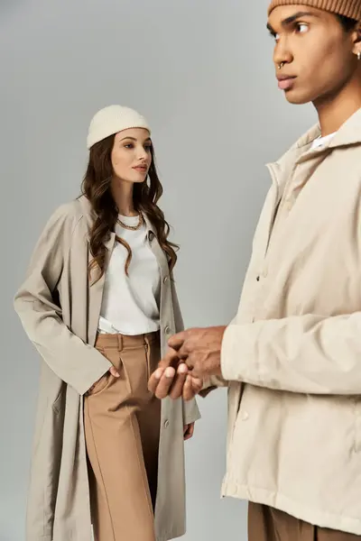 A young couple showcases trendy autumn fashion, highlighting their vibrant attire and modern style. — Stock Photo