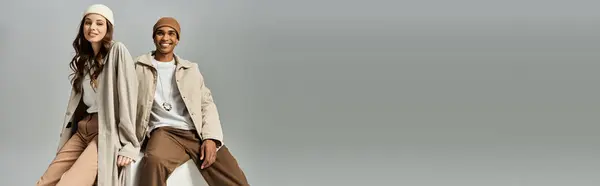 Una pareja de moda muestra sus estilos de otoño de moda en trajes acogedores, irradiando alegría. - foto de stock