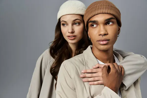 A trendy couple showcases vibrant autumn fashion with cozy beanies and chic autumn attire. — Stock Photo