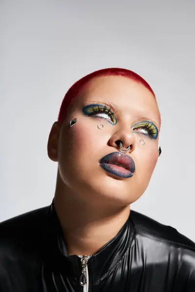 Una giovane donna con i capelli rosa colpisce visualizza le sue scelte di moda audaci, sottolineando trucco colorato e accessori. — Foto stock