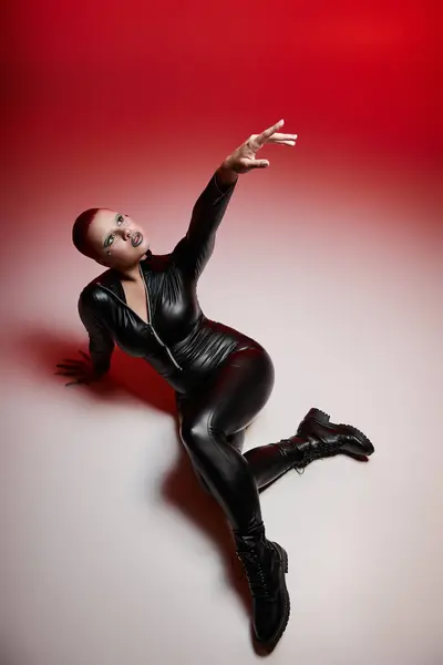 Uma jovem mulher com cabelo rosa vibrante exibe seu estilo ousado, marcando uma pose em um estúdio criativo. — Fotografia de Stock