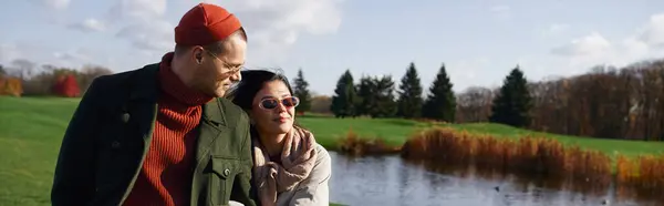 Two people embrace warmly, savoring each others company against a picturesque autumn backdrop. — Stock Photo