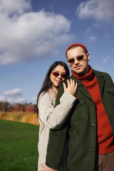 A couple embraces warmly in autumn attire, enjoying each others company amidst vibrant fall colors. — Stock Photo
