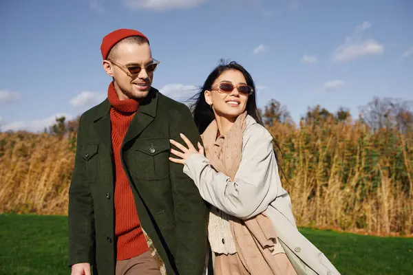 A couple enjoys each others company while dressed warmly for a lovely autumn day outdoors. — Stock Photo