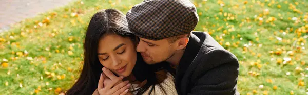 A couple embraces in a warm display of affection amidst colorful autumn leaves. — Stock Photo