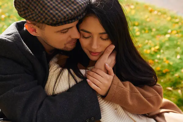 A couple enjoys each others warmth on a lovely autumn day. — Stock Photo