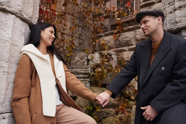 A couple shares a tender moment, warmly dressed against the autumn chill, surrounded by nature. — Stock Photo