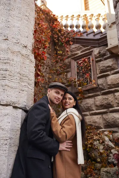 Una pareja cariñosa se abraza calurosamente en medio de un encantador ambiente otoñal lleno de naturaleza. — Stock Photo