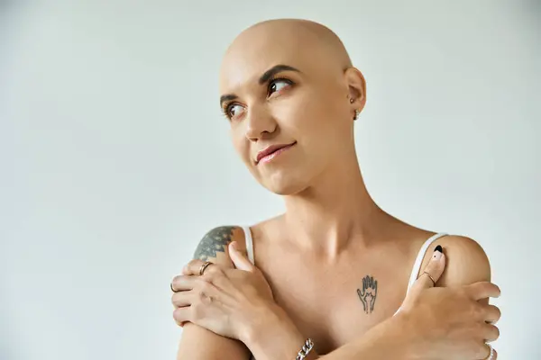 Una joven confiada con alopecia muestra su aceptación en un ambiente sereno. — Stock Photo