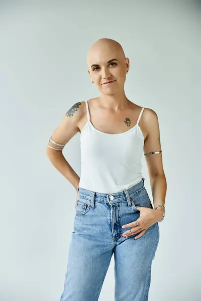 Eine junge Frau mit Glatze zelebriert ihre Individualität vor einer sauberen Kulisse. — Stockfoto