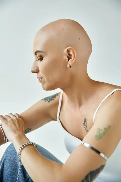 Una joven muestra su belleza única, sentada con confianza y reflexionando con gracia. — Stock Photo
