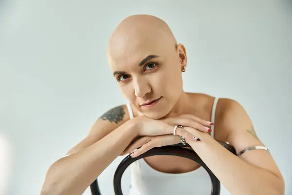 A young bald woman confidently showcases her unique beauty with a tranquil expression. — Stock Photo