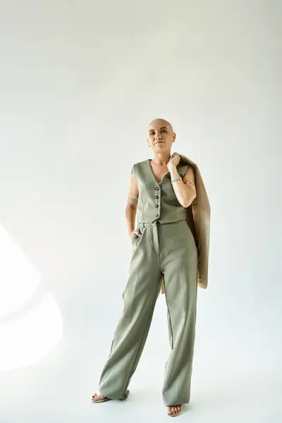 A young bald woman with alopecia stands gracefully, showcasing her unique beauty and strength. — Stock Photo