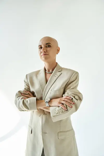 A poised young bald woman embraces her uniqueness while dressed in a stylish suit. — Stock Photo