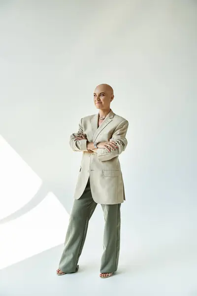 A poised young woman with alopecia showcases her individuality in a fashionable ensemble. — Stock Photo
