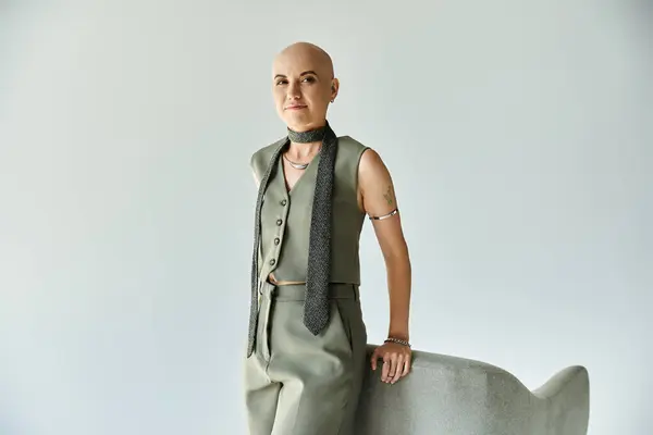 A young bald woman confidently poses in a chic outfit, showcasing her unique beauty and poise. — Stock Photo