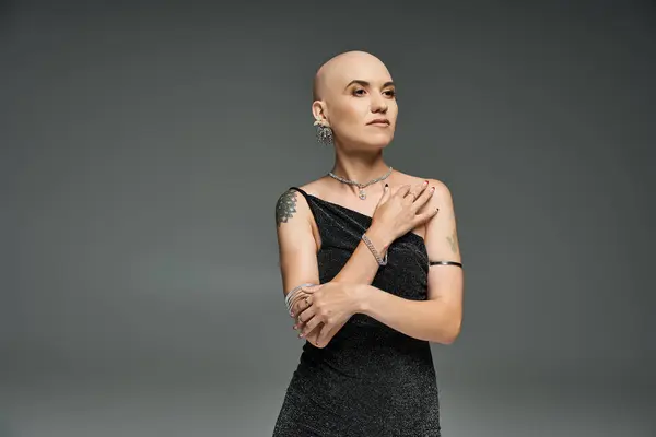 Esta joven con alopecia emana confianza mientras posa con gracia, adornada con joyas. - foto de stock