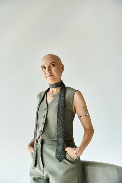 A confident young bald woman showcases her unique beauty in a chic ensemble. — Stock Photo