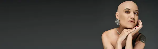 A young bald woman with alopecia poses elegantly, exuding strength and grace in her expression. — Stock Photo