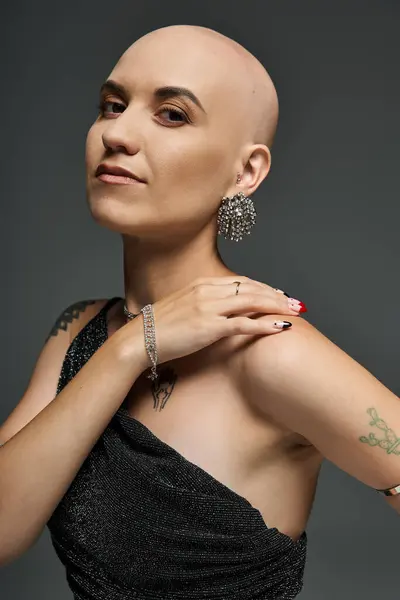 Una joven calva muestra su belleza, vistiendo un atuendo elegante y joyas únicas con confianza. — Stock Photo