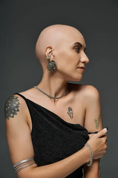 Una joven calva con alopecia posa elegantemente, abrazando su individualidad y gracia. — Stock Photo