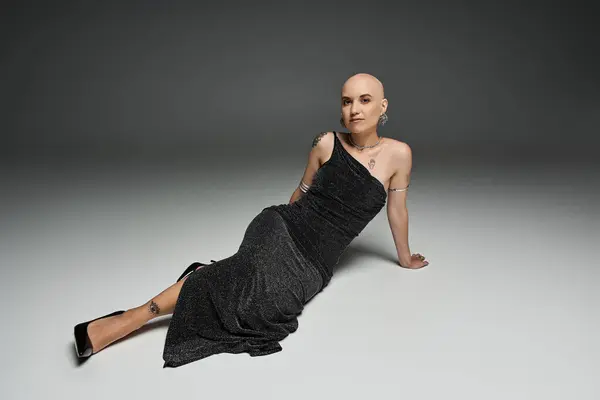 A young bald woman with alopecia poses gracefully, showcasing her confidence and elegance. — Stock Photo