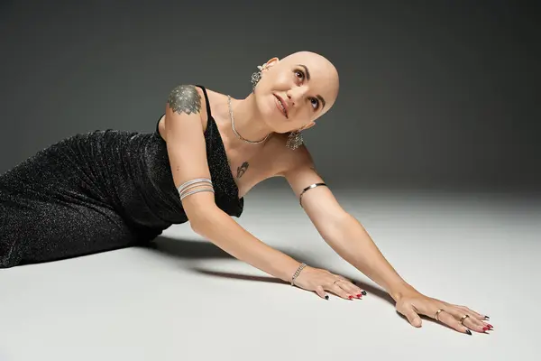 A young bald woman showcases confidence and elegance while striking a captivating pose. — Stock Photo