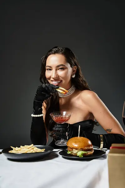 A bela mulher se entrega a fast food gourmet enquanto exala elegância e charme. — Fotografia de Stock