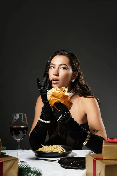 Eine elegante Frau in eleganter Kleidung genießt ein Gourmet-Menü an einem stilvollen Tisch. — Stockfoto