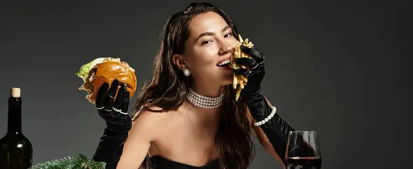 Uma jovem em trajes elegantes saboreia comida gourmet e vinho em um ambiente refinado. — Fotografia de Stock