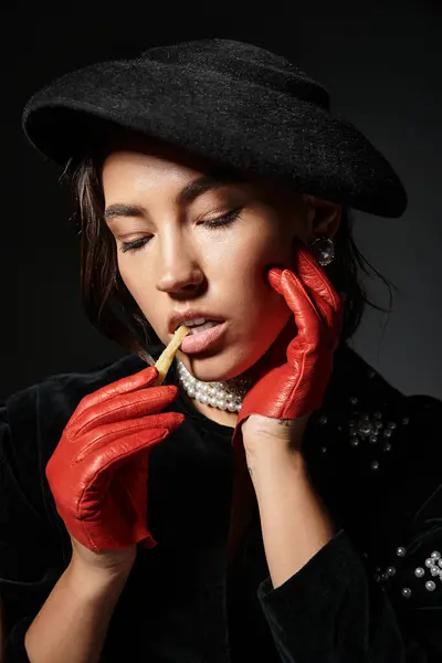 La mujer sofisticada, adornada con un atuendo elegante, muestra su encanto y estilo. — Stock Photo