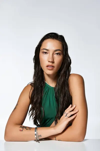 A confident young woman showcases her style and poise in an elegant outfit. — Stock Photo