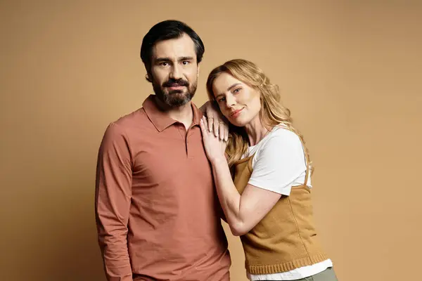 Um casal está de perto, expressando amor e calor em um ambiente acolhedor com tons suaves. — Fotografia de Stock